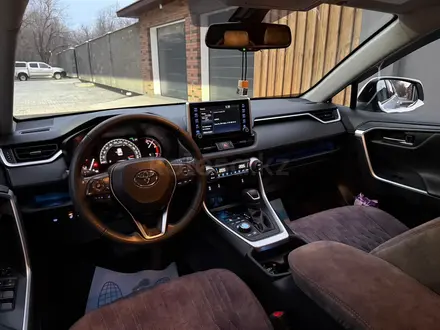 Toyota RAV4 2021 года за 15 800 000 тг. в Актобе – фото 14