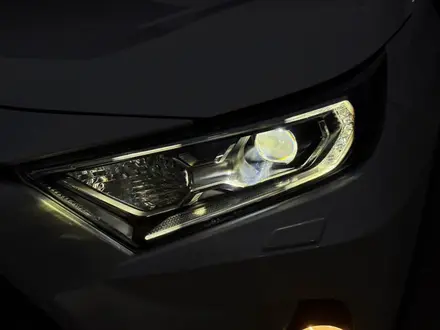 Toyota RAV4 2021 года за 15 800 000 тг. в Актобе – фото 22
