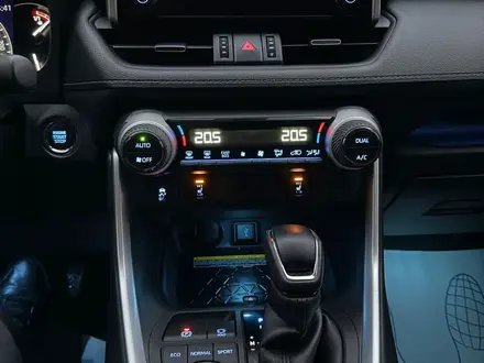 Toyota RAV4 2021 года за 15 800 000 тг. в Актобе – фото 24