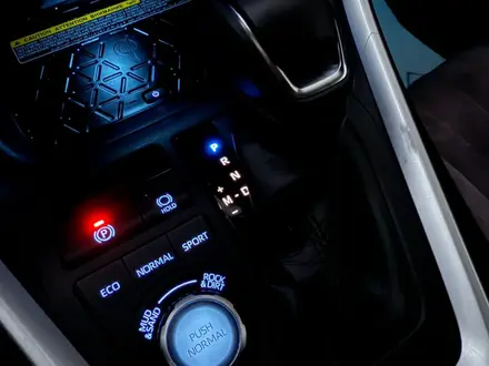 Toyota RAV4 2021 года за 15 800 000 тг. в Актобе – фото 28