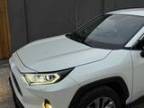 Toyota RAV4 2021 года за 15 800 000 тг. в Актобе – фото 4
