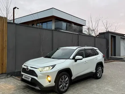 Toyota RAV4 2021 года за 15 800 000 тг. в Актобе