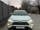 Toyota RAV4 2021 года за 15 800 000 тг. в Актобе – фото 2