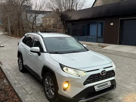 Toyota RAV4 2021 года за 15 800 000 тг. в Актобе – фото 3