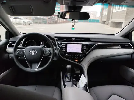 Toyota Camry 2018 года за 9 000 000 тг. в Актобе – фото 13