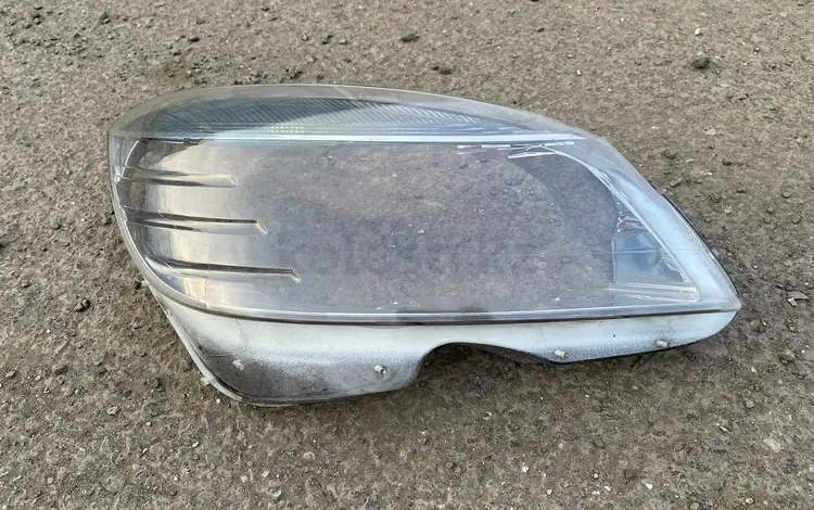 Правое стекло фары Mercedes-Benz W204 за 10 000 тг. в Астана