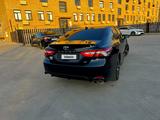 Toyota Camry 2019 года за 9 300 000 тг. в Атырау – фото 2