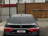 Toyota Camry 2015 года за 8 000 000 тг. в Атырау – фото 2