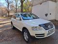 Volkswagen Touareg 2004 года за 5 100 000 тг. в Алматы – фото 3