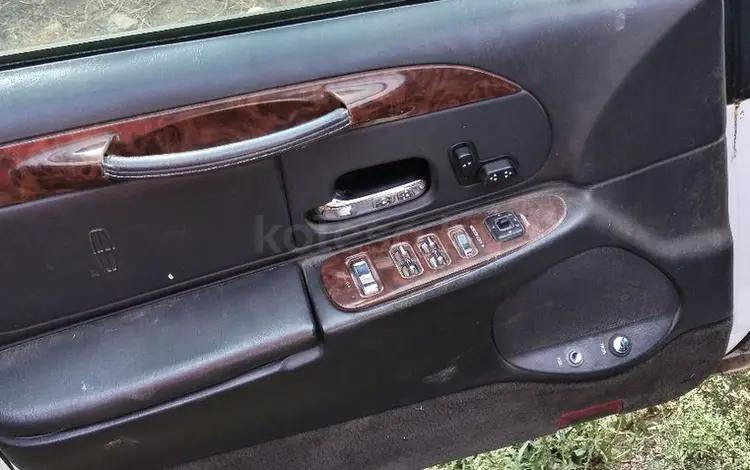 Lincoln Town Car 2001 года за 300 000 тг. в Уральск