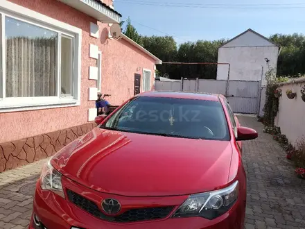 Toyota Camry 2014 года за 10 000 000 тг. в Актобе – фото 3