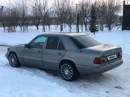 Mercedes-Benz E 200 1993 года за 1 735 000 тг. в Актобе – фото 7