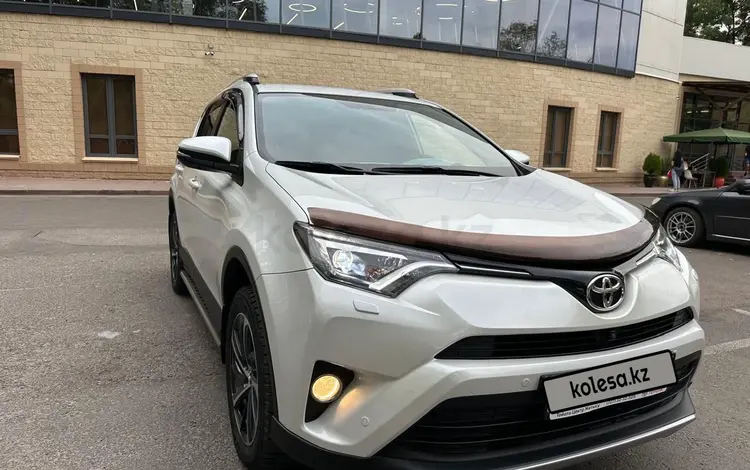 Toyota RAV4 2018 годаfor17 500 000 тг. в Алматы