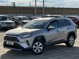 Toyota RAV4 2021 года за 15 500 000 тг. в Атырау