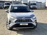 Toyota RAV4 2021 года за 15 500 000 тг. в Атырау – фото 2
