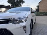 Toyota Camry 2018 года за 14 200 000 тг. в Семей – фото 2