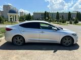 Hyundai Elantra 2018 года за 4 500 000 тг. в Уральск – фото 2
