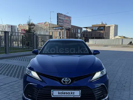 Toyota Camry 2021 года за 12 218 000 тг. в Актобе – фото 2