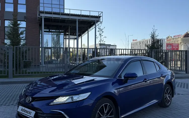 Toyota Camry 2021 года за 12 218 000 тг. в Актобе