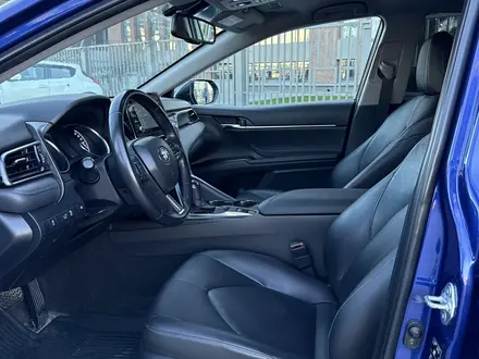 Toyota Camry 2021 года за 12 218 000 тг. в Актобе – фото 5