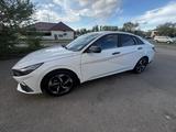 Hyundai Elantra 2022 года за 10 500 000 тг. в Астана – фото 2