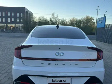 Hyundai Sonata 2020 года за 9 000 000 тг. в Уральск – фото 2