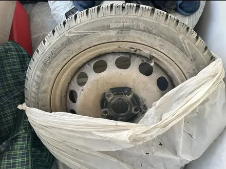 Комплект зимних шипованных шин 205/55 R16 за 60 000 тг. в Астана – фото 2