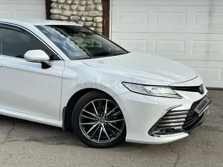 Toyota Camry 2021 года за 16 750 000 тг. в Алматы – фото 2