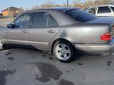 Mercedes-Benz E 280 1998 годаүшін4 200 000 тг. в Актобе – фото 3