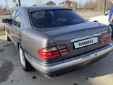 Mercedes-Benz E 280 1998 годаүшін4 200 000 тг. в Актобе – фото 2