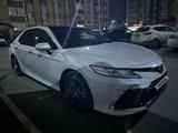 Toyota Camry 2022 годаүшін17 500 000 тг. в Актобе – фото 2