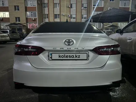 Toyota Camry 2022 года за 17 500 000 тг. в Актобе – фото 4