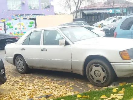 Mercedes-Benz E 230 1988 года за 900 000 тг. в Алматы