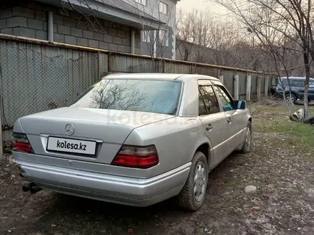 Mercedes-Benz E 200 1993 года за 1 200 000 тг. в Каскелен – фото 5