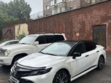 Toyota Camry 2020 года за 13 000 000 тг. в Алматы – фото 2