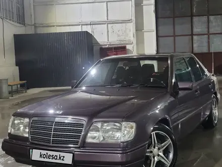 Mercedes-Benz E 220 1994 года за 2 100 000 тг. в Тараз – фото 2