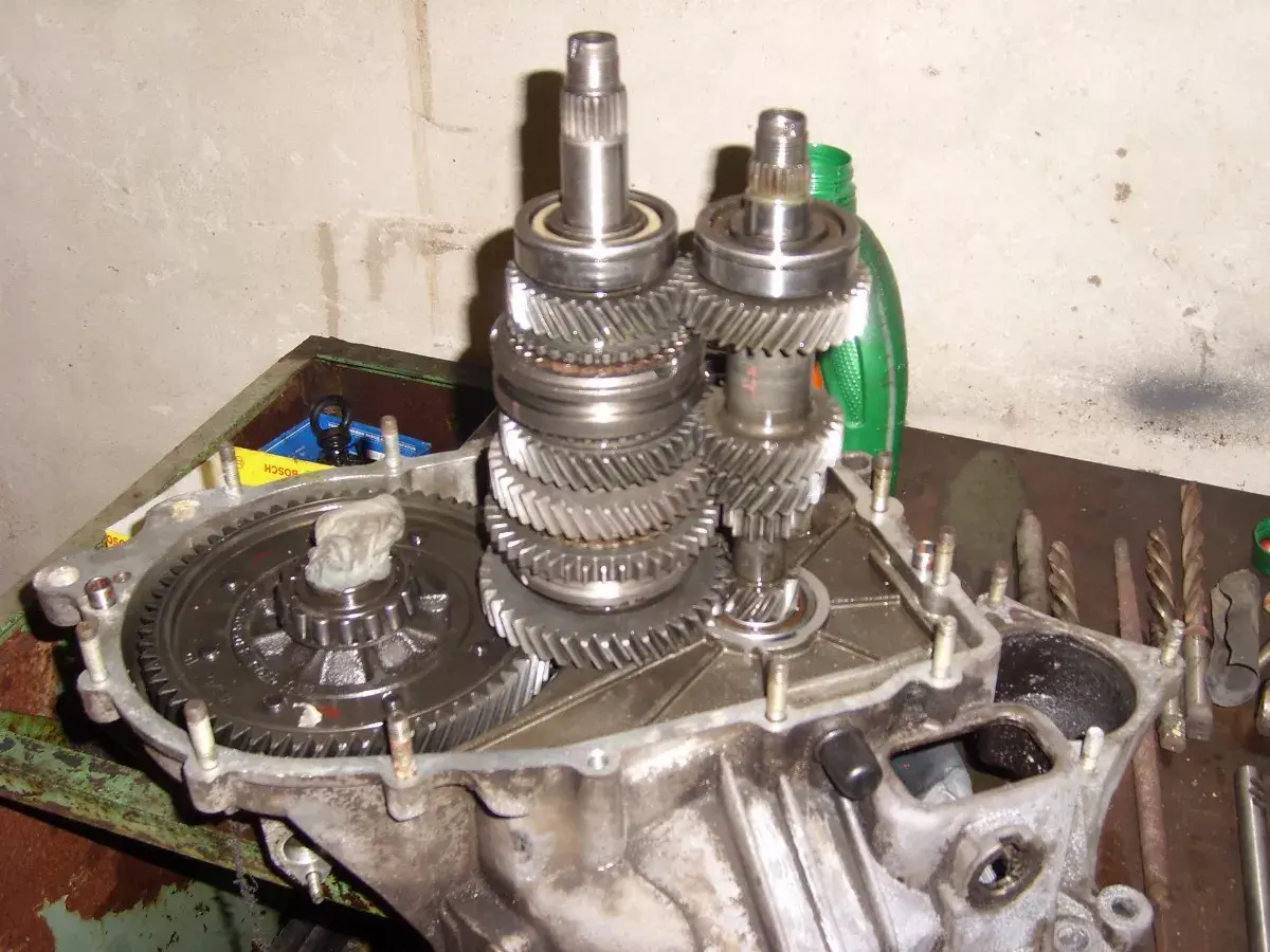 Кпп хендай солярис. Механическая коробка передач разборка. Механическая коробка передач разборка. Сборка мкпп хендай акцент. Разобранная механическая коробка передач трансмиссия.