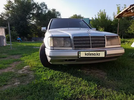 Mercedes-Benz E 220 1990 года за 1 700 000 тг. в Алматы