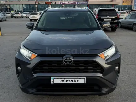 Toyota RAV4 2020 года за 13 300 000 тг. в Актобе – фото 3