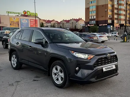 Toyota RAV4 2020 года за 13 300 000 тг. в Актобе – фото 2