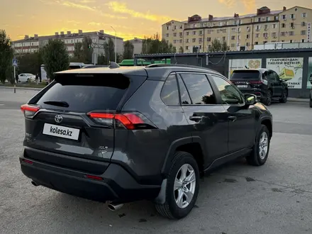 Toyota RAV4 2020 года за 13 300 000 тг. в Актобе