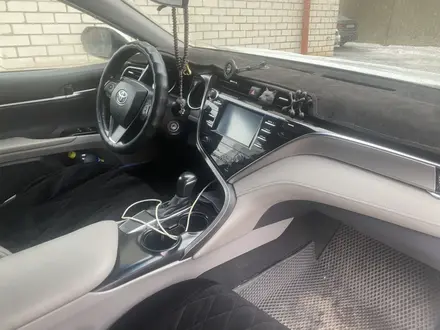 Toyota Camry 2018 года за 8 000 000 тг. в Уральск – фото 3