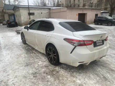Toyota Camry 2018 года за 8 000 000 тг. в Уральск – фото 2