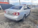 Volkswagen Jetta 2010 года за 2 500 000 тг. в Семей – фото 2