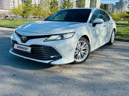 Toyota Camry 2019 года за 14 300 000 тг. в Астана