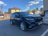 Toyota Highlander 2023 года за 25 500 000 тг. в Караганда – фото 2