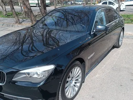 BMW 750 2011 года за 7 000 000 тг. в Алматы – фото 6