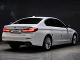 BMW 520 2022 года за 21 920 000 тг. в Алматы – фото 2