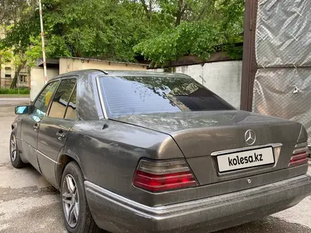 Mercedes-Benz E 220 1995 года за 2 100 000 тг. в Алматы – фото 4