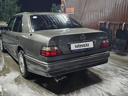 Mercedes-Benz E 220 1993 года за 1 800 000 тг. в Алматы – фото 3